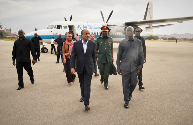 RAIS wa Zanzibar na Mwenyekiti wa Baraza la Mapinduzi Mhe.Dk. Hussein Ali Mwinyi awasili Dodoma kuhudhuria ufunguzi wa Bunge la 12 la Jamuhuri ya Muungano wa Tanzania.