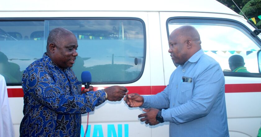 Mbunge wa  Kiwani  Rashid Abdalla Rashid, amekabidhi gari la kubebea wagonjwa (AMBULANCE).