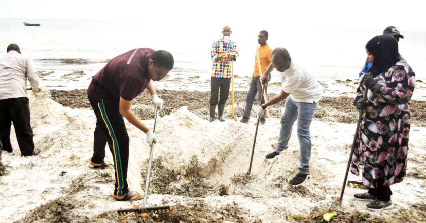 HABARI PICHA: WATENDAJI wa Serikali ya Mapinduzi ya Zanzibar wafanya usafi  Fukwe ya Vumawimbi.