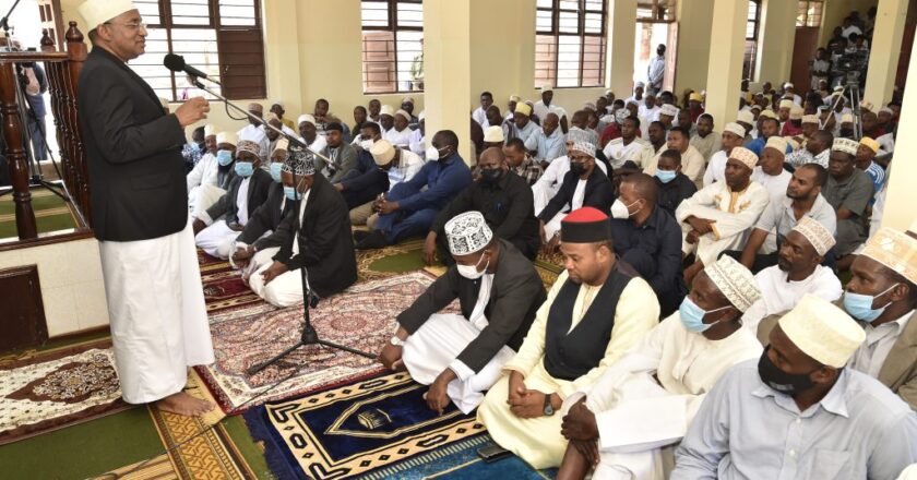 RAIS WA ZANZIBAR ALHAJ DK.HUSSEIN ALI MWINYI AMEJUMUIKA KATIKA SALA YA IJUMAA NA WANANCHI WA KIJITOUPELE NA KUMJULIA HALI BWANAKHERI OMAR NYUMBANI KWAKE KIEMBESAMAKI